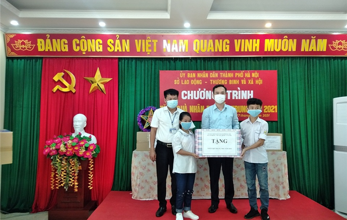 Sở Lao động - Thương binh và Xã hội Hà Nội và các Cơ sở Đoàn Cụm thi đua số 4 tặng quà cho trẻ em Cơ sở Cai nghiện ma túy số 2 nhân dịp tết Trung thu