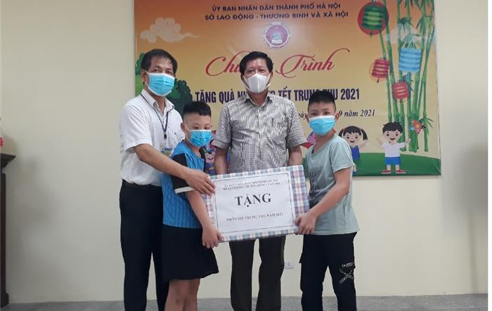 Sở Lao động – Thương binh và Xã hội Hà Nội tặng quà cho trẻ em có hoàn cảnh đặc biệt tại các cơ sở Bảo trợ xã hội nhân dịp Trung thu