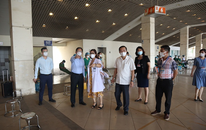 Bí thư Quận uỷ Nam Từ Liêm kiểm tra công tác tiêm vắc xin tại Sân vận động Quốc gia Mỹ Đình