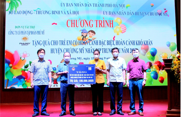 Sở Lao động- Thương binh và Xã hội Hà Nội tặng quà cho trẻ em có hoàn cảnh đặc biệt, hoàn cảnh khó khăn huyện Phú Xuyên nhân dịp Trung thu
