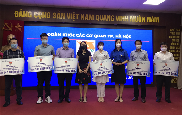 Đoàn Khối các cơ quan Thành phố trao tặng sản phẩm dược hỗ trợ công tác phòng, chống dịch Covid-19