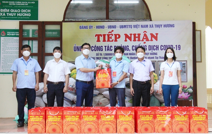 Bí thư Huyện ủy Chương Mỹ trao hỗ trợ hơn 3 tấn nông sản cho xã Thuỵ Hương
