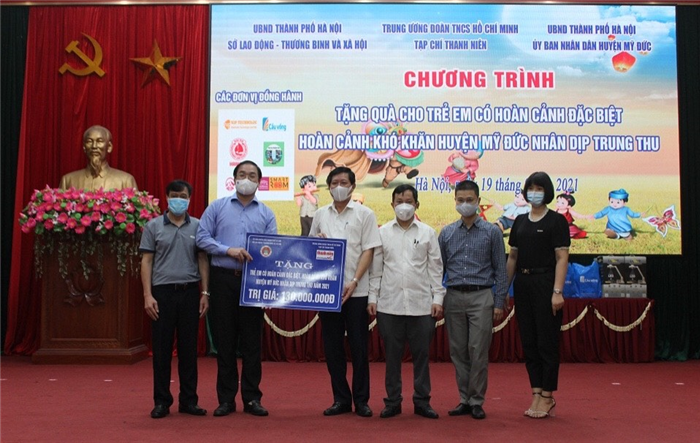Sở Lao động - Thương binh và Xã hội Hà Nội  tặng quà cho trẻ em có hoàn cảnh khó khăn huyện Mỹ Đức