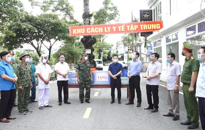 Chủ tịch LĐLĐ thành phố Hà Nội thăm, tặng quà người lao động khó khăn vì dịch bệnh Covid-19 huyện Mỹ Đức