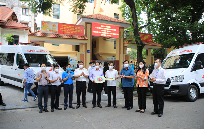 Ủy ban MTTQ Việt Nam Thành phố: Bàn giao 3 xe cứu thương cho quận Hoàng Mai phục vụ công tác phòng, chống dịch