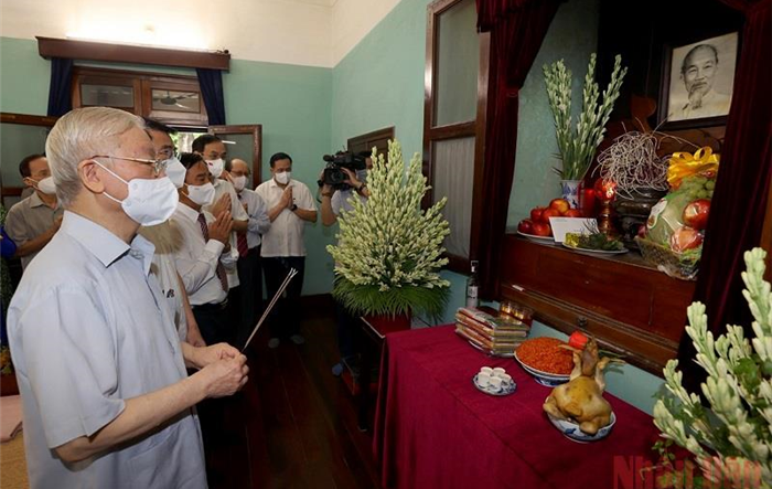 Tổng Bí thư Nguyễn Phú Trọng dâng hương tưởng niệm Chủ tịch Hồ Chí Minh