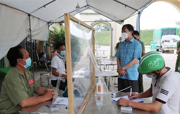 Phó Bí thư Thường trực Huyện ủy Quốc Oai kiểm tra đột xuất công tác phòng, chống dịch Covid-19 tại một số địa phương