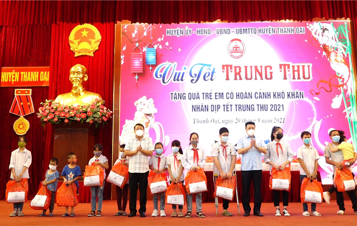 Thanh Oai tặng 255 suất quà cho trẻ em có hoàn cảnh khó khăn nhân dịp Tết Trung thu 2021