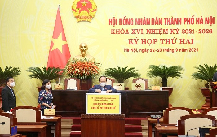 Đại biểu HĐND thành phố Hà Nội ủng hộ Chương trình “Sóng và máy tính cho em” 