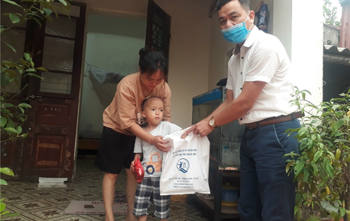 Tặng 245 suất quà cho trẻ em có hoàn cảnh đặc biệt khó khăn nhân dịp Tết Trung thu