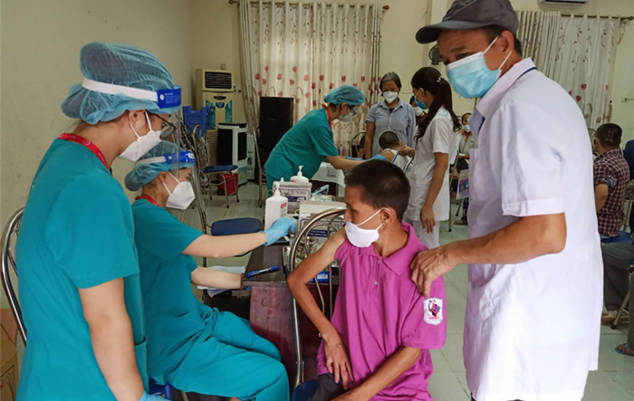 Tiêm vắc xin phòng Covid-19 cho đối tượng bảo trợ xã hội