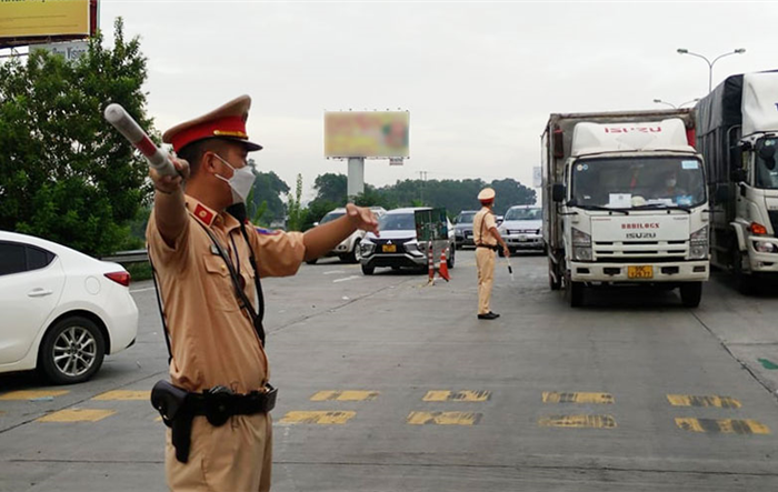 Hà Nội: Chủ động bãi bỏ quy định gây khó khăn trong lưu thông hàng hóa và đi lại của người dân 