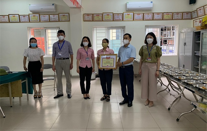 Phó Bí thư Thường trực Quận ủy Long Biên động viên, khen thưởng các bếp ăn tự nguyện của hội viên phụ nữ tham gia chống dịch