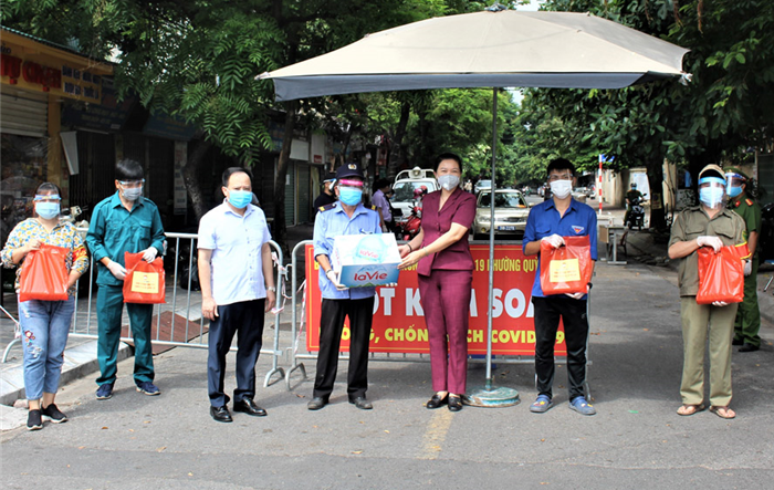 Quận Hai Bà Trưng: Thăm, tặng quà lực lượng tuyến đầu chống dịch và gia đình có hoàn cảnh khó khăn