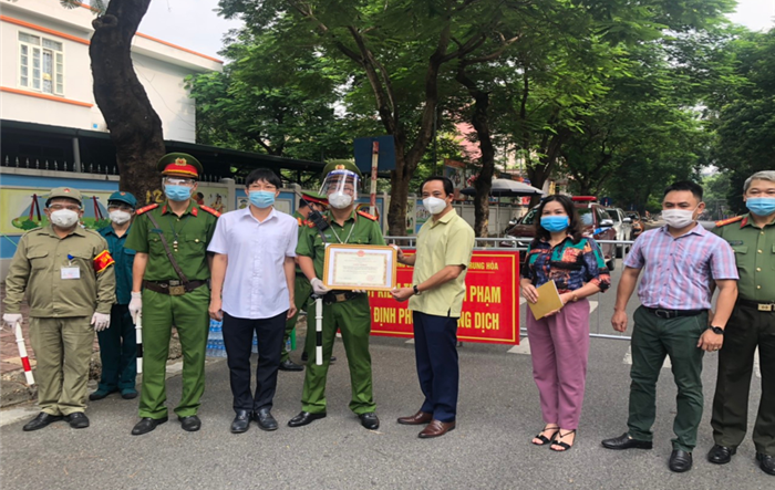 Quận Cầu Giấy thăm, tặng quà, động viên 11 chốt kiểm soát phòng, chống dịch bệnh Covid-19 trên địa bàn Quận
