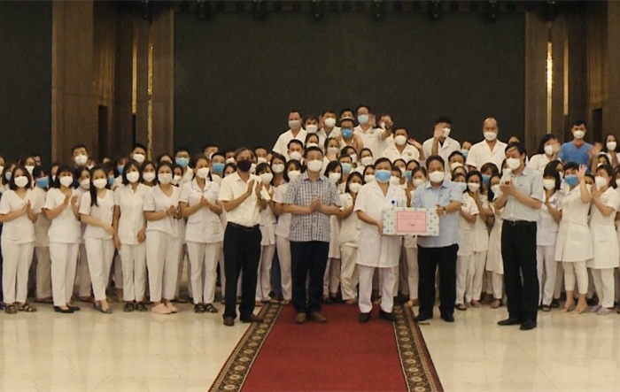 Khen thưởng 18 đoàn cán bộ y tế các tỉnh, thành phố hỗ trợ xét nghiệm, tiêm vắc xin phòng Covid-19