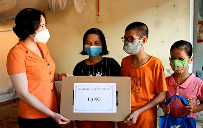 Trao tặng thiết bị hỗ trợ học tập trực tuyến cho học sinh có hoàn cảnh khó khăn