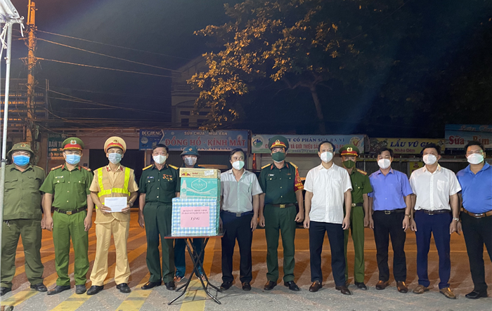 Chủ tịch UBND huyện Ba Vì Đỗ Mạnh Hưng thăm, tặng quà lực lượng làm nhiệm vụ tại các chốt kiểm soát dịch bệnh