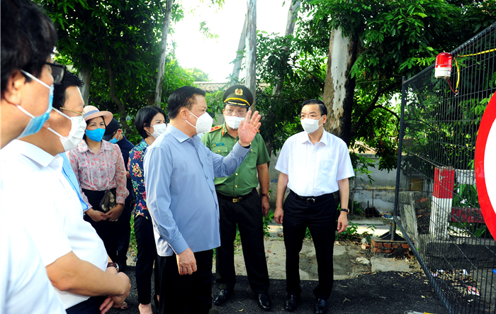 Bí thư Thành ủy Đinh Tiến Dũng, Chủ tịch UBND Thành phố Chu Ngọc Anh kiểm tra việc chuẩn bị tổ chức phân vùng phòng, chống  Covid-19