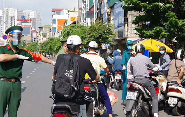 Ban Chỉ huy Quân sự quận Hai Bà Trưng phối hợp tổ chức chốt kiểm soát phòng, chống dịch