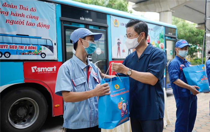 Chủ tịch LĐLĐ thành phố Hà Nội trao hỗ trợ cho người lao động và lực lượng tuyến đầu chống dịch tại quận Cầu Giấy