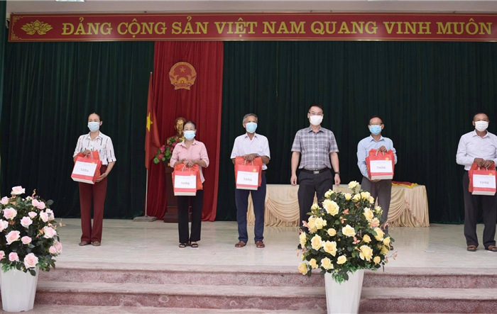 Huyện Mê Linh khen thưởng các tập thể, cá nhân có thành tích xuất sắc trong công tác phòng, chống dịch Covid-19