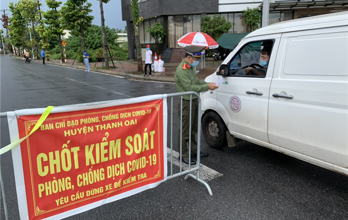 Triển khai 03 chốt kiểm soát việc chấp hành quy định phòng, chống dịch tại các tuyến đường ra, vào huyện Thanh Oai