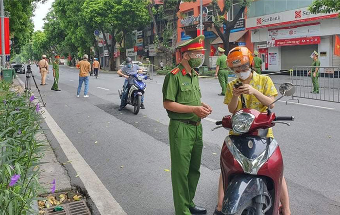 Từ ngày mai, người dân ở nhà nếu không có việc cấp thiết và không có giấy đi đường theo quy định 