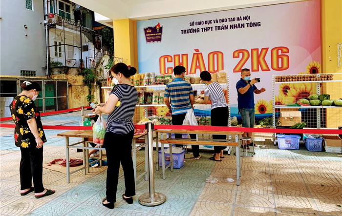 Quận Hai Bà Trưng: Cấp thẻ cho người dân mua hàng thiết yếu theo phân tuyến tại các phường 