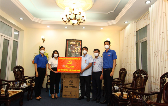 Đảng uỷ và Đoàn Thanh niên Khối các cơ quan Thành phố trao tặng vật tư y tế cho quận Thanh Xuân