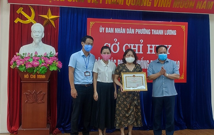 Phó Bí thư Thường trực Quận uỷ Hai Bà Trưng trao thưởng cho các tập thể, cá nhân có thành tích xuất sắc trong công tác phòng, chống dịch Covid-19