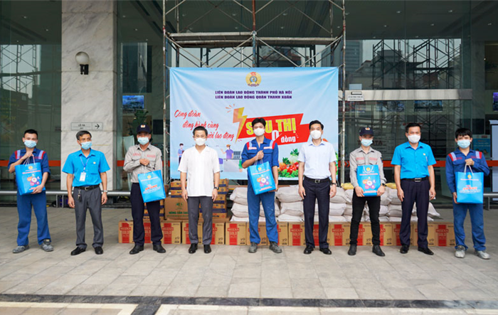 Người lao động quận Thanh Xuân đón nhận 1.000 “Túi an sinh công đoàn”