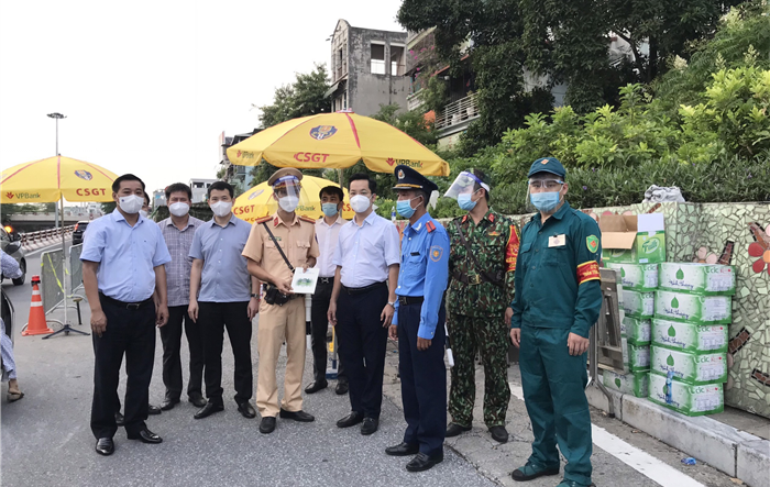 Thường trực Quận ủy Hoàn Kiếm động viên các lực lượng liên ngành tham gia trực chốt kiểm soát dịch covid-19 tuyến giáp ranh