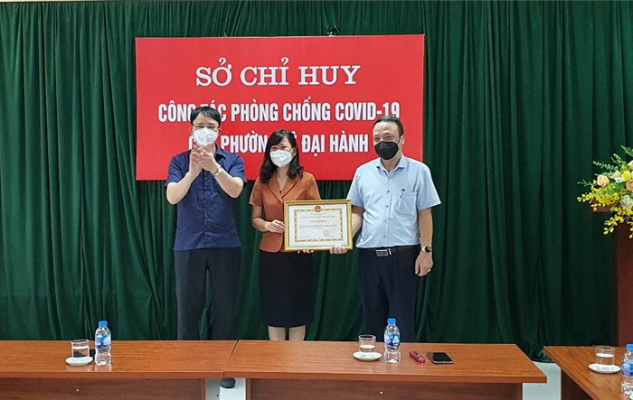 Chủ tịch UBND quận Hai Bà Trưng khen thưởng nhiều cá nhân, tập thể có thành tích xuất sắc trong công tác phòng, chống dịch Covid-19