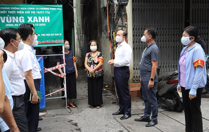 Quận Hoàn Kiếm đẩy nhanh tốc độ xét nghiệm diện rộng và tiêm vắc xin cho người dân