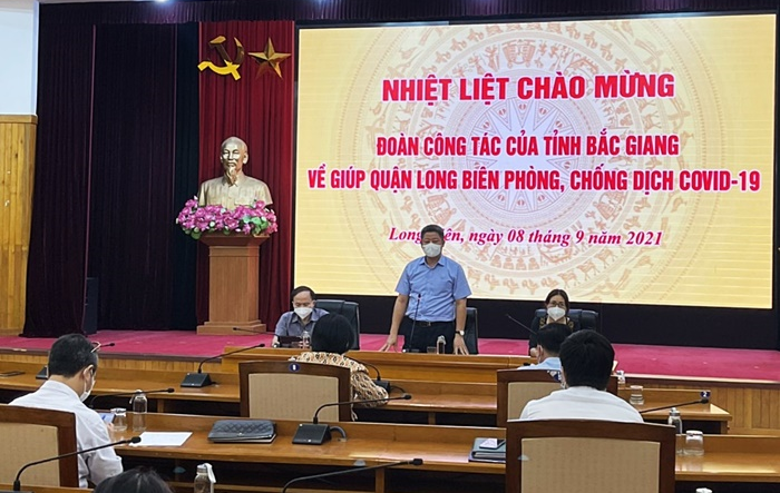 Phó Chủ tịch UBND Thành phố Nguyễn Mạnh Quyền thăm, động viên đoàn cán bộ y tế tỉnh Bắc Giang hỗ trợ Hà Nội chống dịch