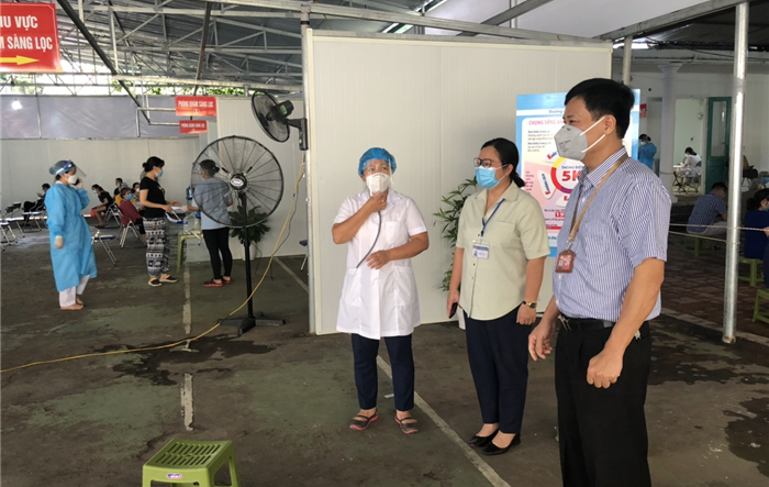 Lãnh đạo quận Đống Đa kiểm tra công tác tiêm phòng vắc xin Covid-19 đợt 13 trên địa bàn Quận