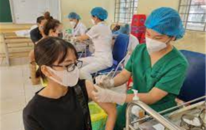 Thực hiện ứng trực nghiêm 24/24/7, tập trung cao độ cho công tác xét nghiệm và tiêm vắc xin phòng chống dịch Covid-19