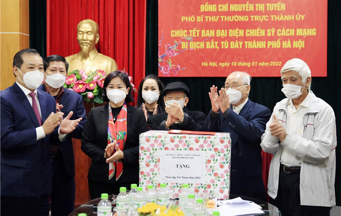Lãnh đạo Thành phố thăm, chúc Tết Ban Liên lạc chiến sỹ cách mạng bị địch bắt tù đày