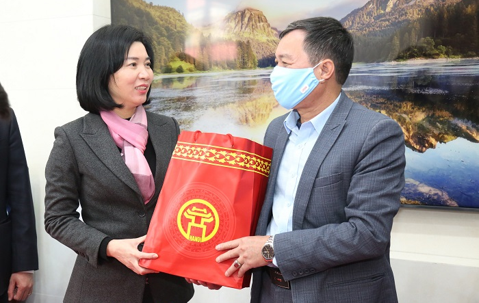 Phó Chủ tịch Thường trực HĐND Thành phố thăm, chúc Tết gia đình chính sách và Công ty điện lực quận Nam Từ Liêm
