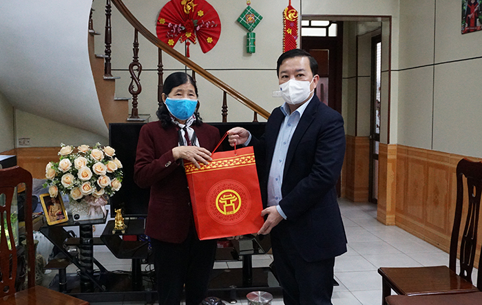 Phó Chủ tịch Thành phố Chử Xuân Dũng thăm, chúc Tết gia đình lão thành cách mạng tại huyện Gia Lâm và quận Long Biên