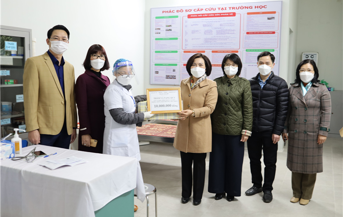 Thường trực Quận ủy Tây Hồ thăm, tặng quà động viên các lực lượng phục vụ công tác tiêm chủng vắc xin phòng Covid-19