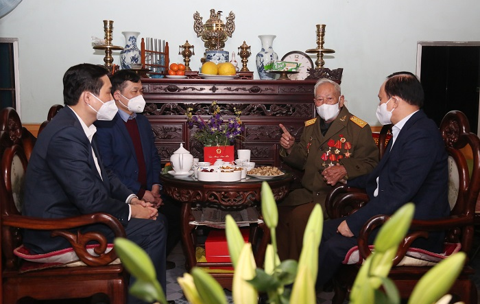 Lãnh đạo Thành phố chúc Tết gia đình chính sách tại huyện Thường Tín và quận Hoàn Kiếm