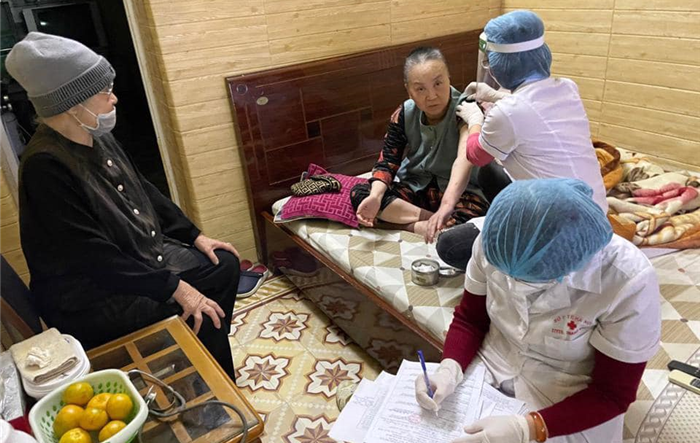 Quận Thanh Xuân triển khai tiêm vắc xin phòng Covid-19 tại nhà cho người già yếu, không thể đến điểm tiêm chủng