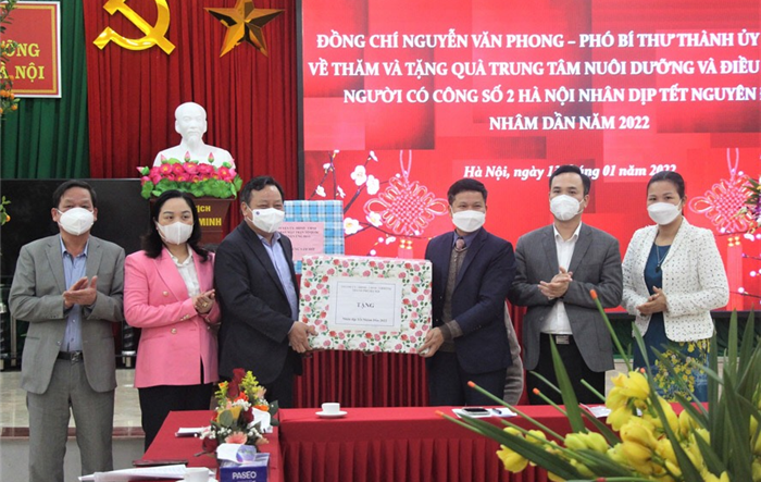 Phó Bí thư Thành ủy Nguyễn Văn Phong thăm, tặng quà Tết  tại huyện Ứng Hòa, Thanh Oai