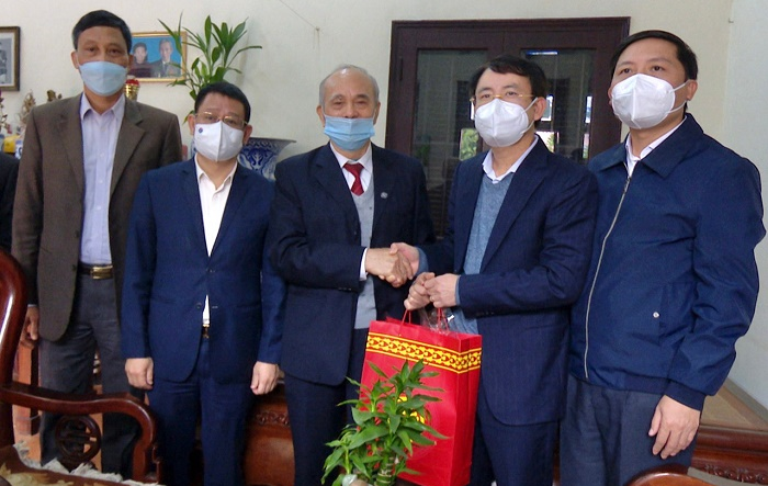 Phó Chủ tịch UBND Thành phố Nguyễn Trọng Đông thăm, tặng quà các gia đình chính sách huyện Mê Linh 