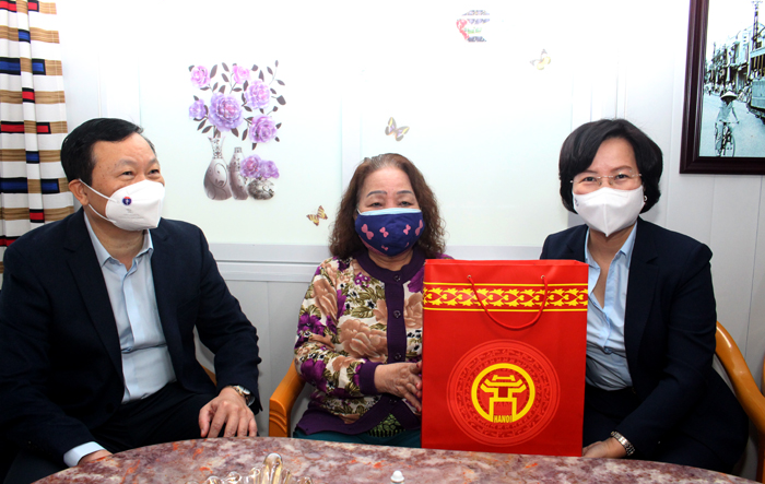 Trưởng ban Tuyên giáo Thành ủy Bùi Huyền Mai thăm, tặng quà Tết gia đình chính sách