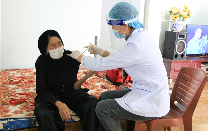 Huyện Ứng Hòa triển khai tiêm vắc xin phòng Covid-19 tại nhà cho các trường hợp nguy cơ cao, bệnh lý nền