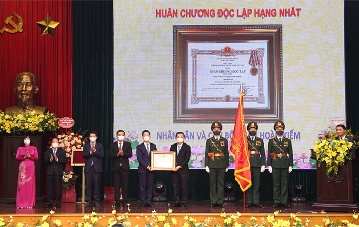 Quận Hoàn Kiếm đón nhận Huân chương Độc lập hạng Nhất