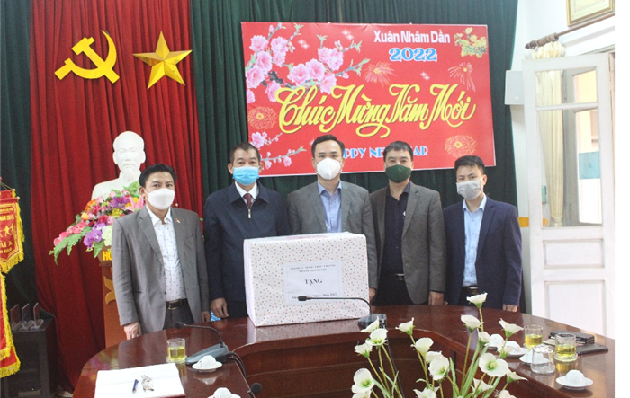 Lãnh đạo Sở Lao động - Thương binh và Xã hội thăm, tặng quà các đơn vị nhân dịp Tết Nguyên đán Nhâm Dần 2022